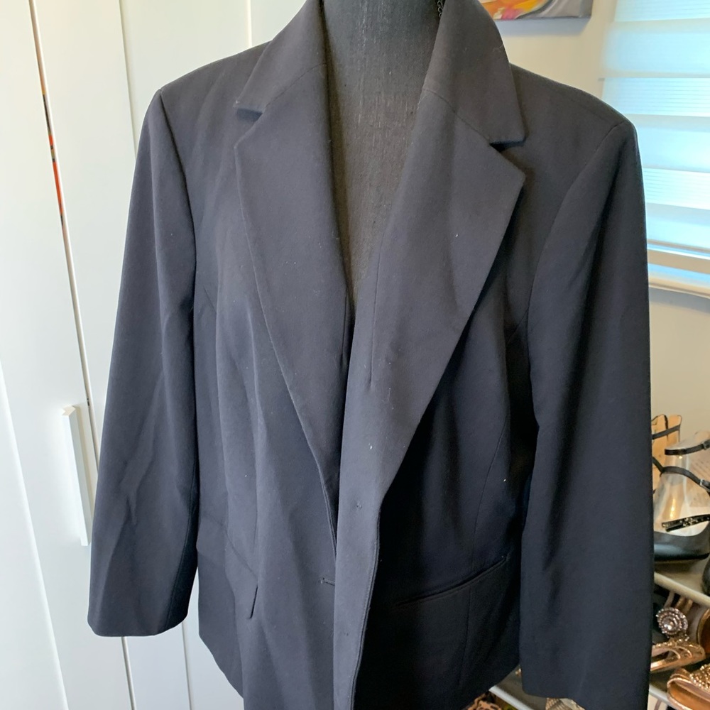 Black jacket. 16w.